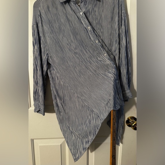 RO & DE Small Blue White Striped Railroad Hi Lo Shark Bite Hem Button Up Blouse - Picture 8 of 10